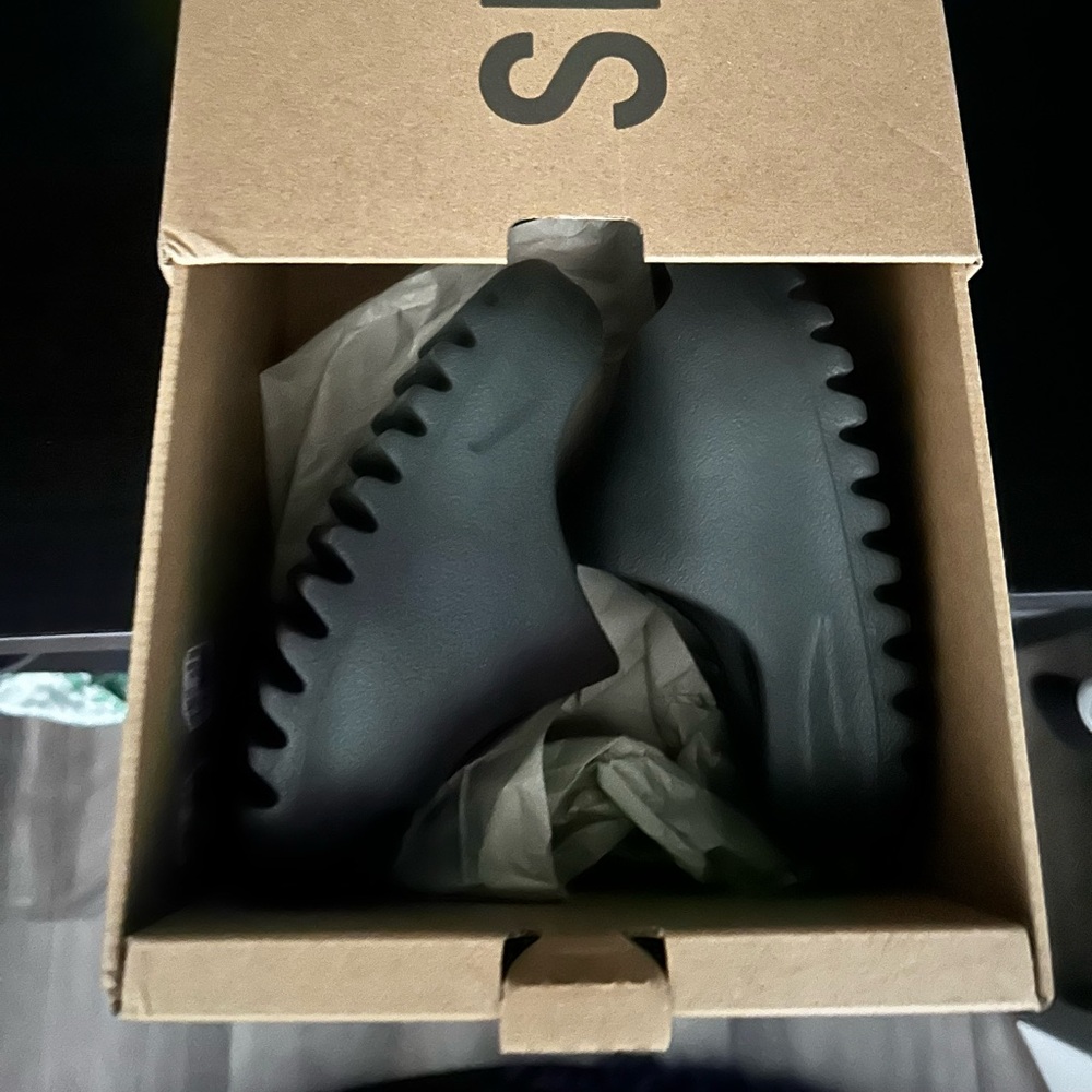 Toddler Yeezy slides “Dark Onyx” (black) size 8k